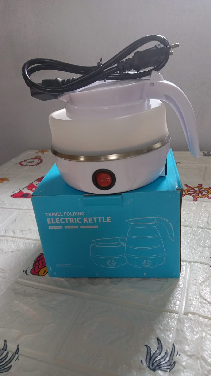 Portable electric kettle with collapsible silicone body, foldable electric kettle, travel electric kettle, silicone kettle, portable hot water boiler, camping electric kettle, compact kettle, mini electric kettle