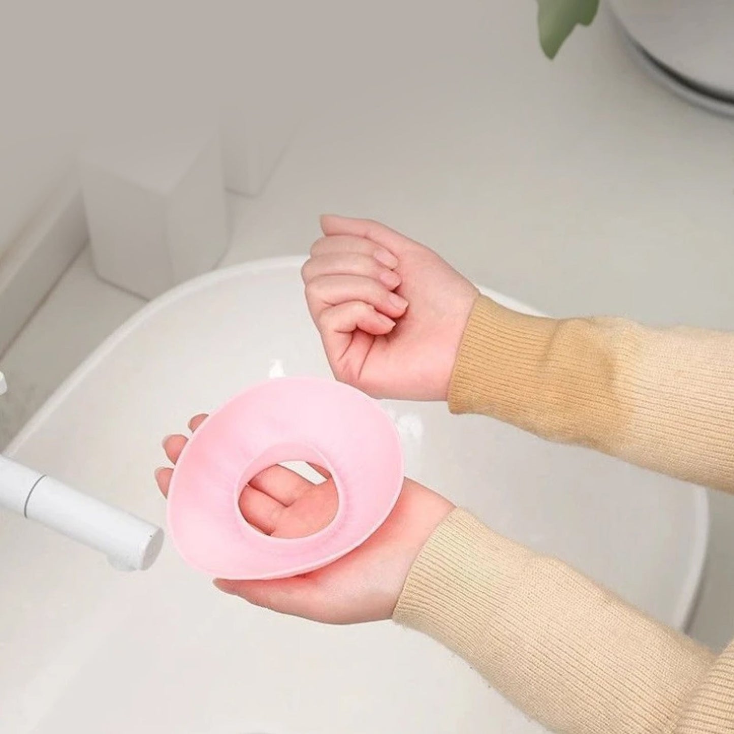 face wash wristbands, silicone wristbands for face wash, no drip wrist bands, waterproof skincare wristbands, beauty routine accessories India, face wash bands India, reusable wrist bands for women, wristbands for skincare routine, anti-drip face wash wristbands, silicone face wash accessories