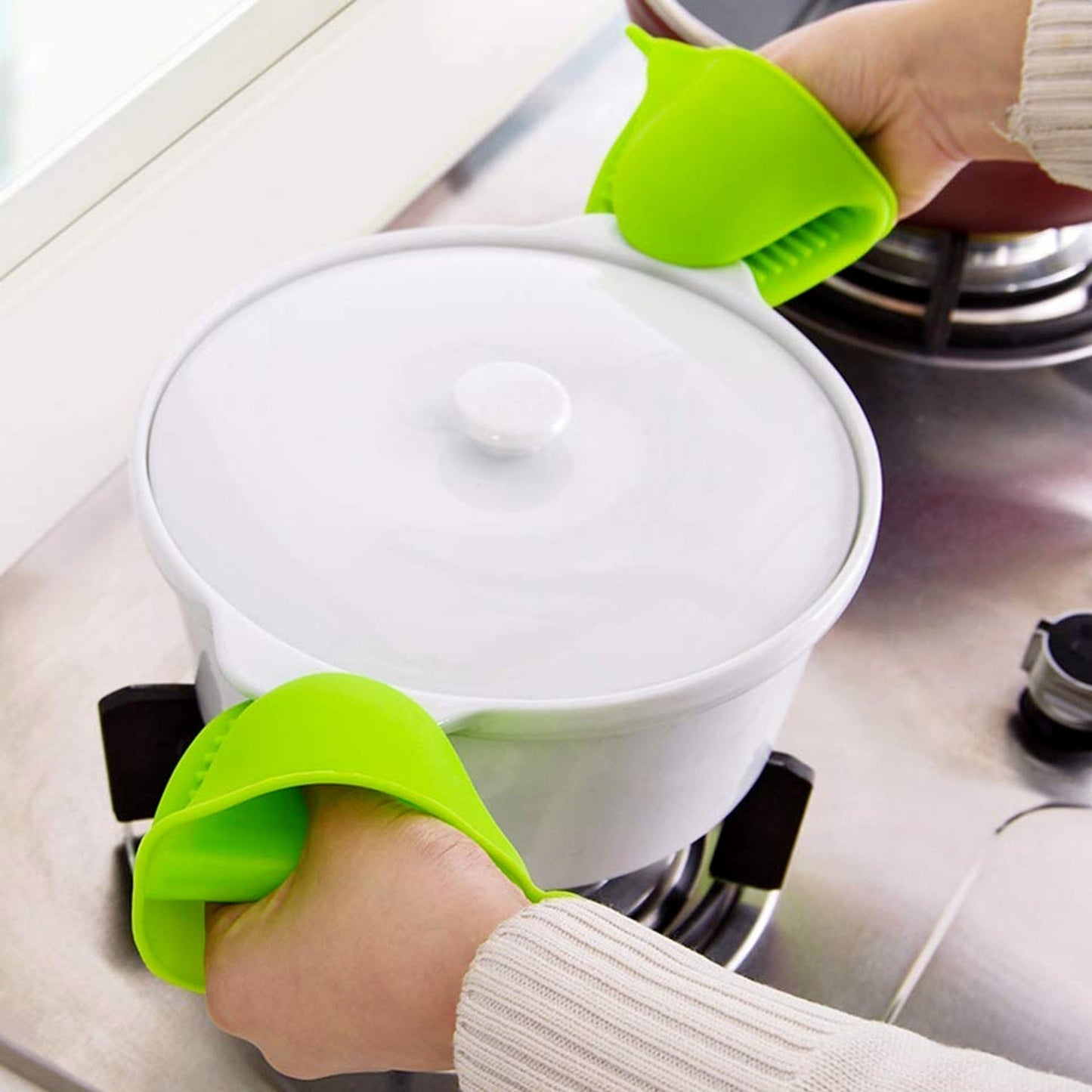 Silicone potholder with a heat-resistant design for kitchen use. silicone oven mitts, mini heat resistant gloves, kitchen pinch mitt, microwave baking gloves, cooking mittens, non-toxic silicone gloves, compact oven mitt