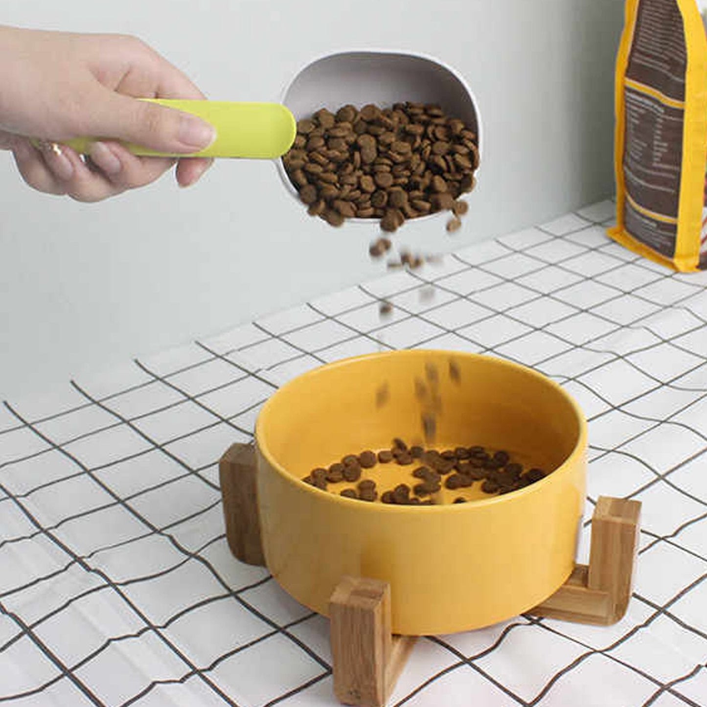 Pet food shovel showcasing handle clip and durable ABS material. pet food scoop, pet food clip shovel, dog food spoon, cat food scoop, food-grade pet scoop, pet food sealer clip, plastic pet feeding shovel
