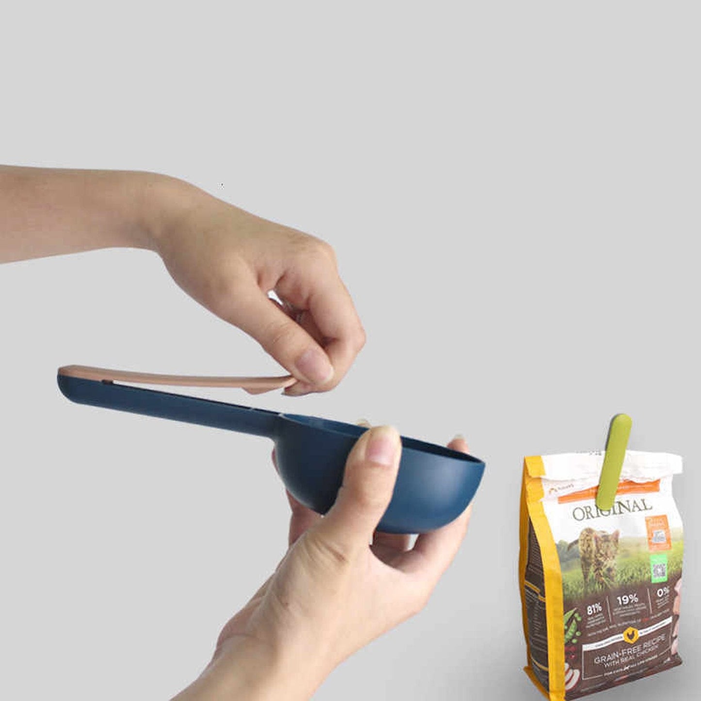 Pet food shovel made from ABS food-grade materials with handle clip. pet food scoop, pet food clip shovel, dog food spoon, cat food scoop, food-grade pet scoop, pet food sealer clip, plastic pet feeding shovel