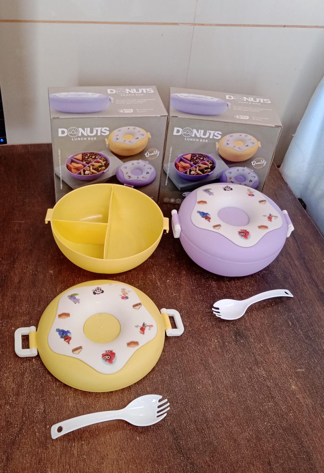 Donut shape 3 in 1 compartment BPA free lunch box with bright design