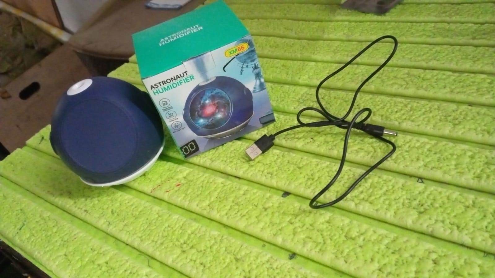 space capsule humidifier, LED astronaut humidifier, ultrasonic USB humidifier, compact travel humidifier, cute night light humidifier, office desk USB humidifier, children bedroom humidifier