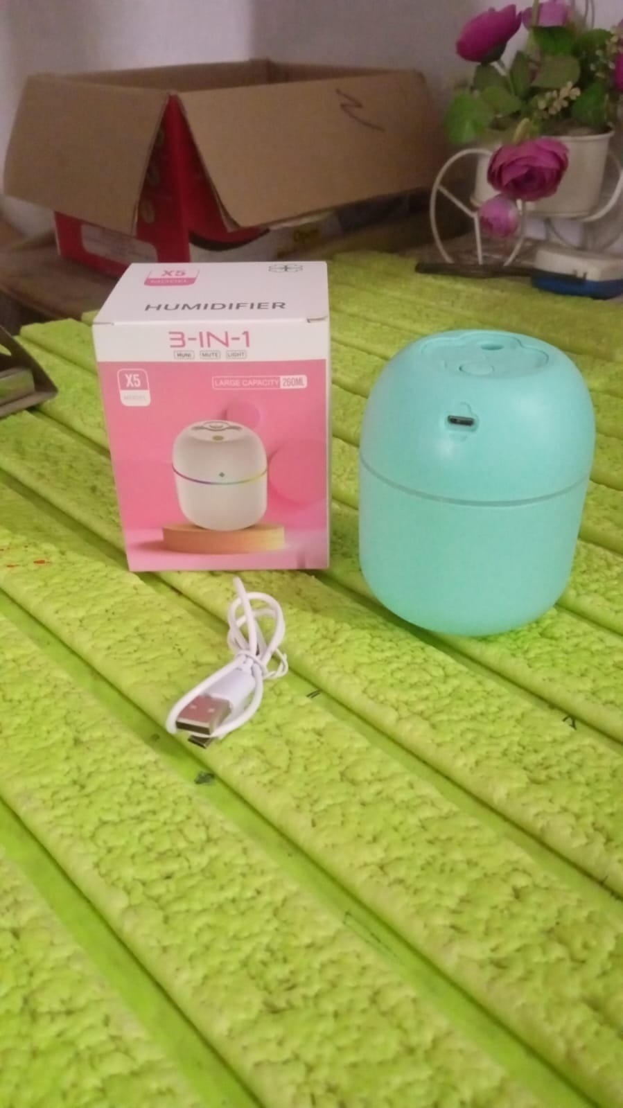 Desktop personal humidifier with simple one-button control