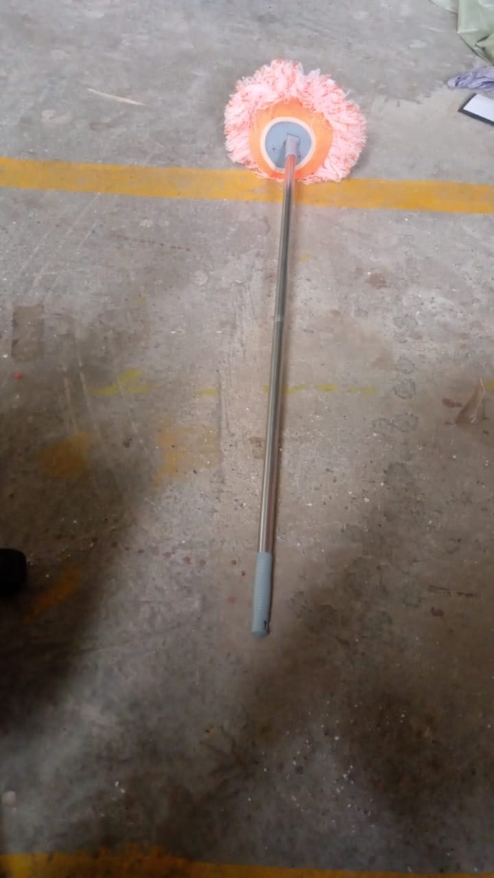 Floor cleaning spin mop with rotational head and easy squeeze