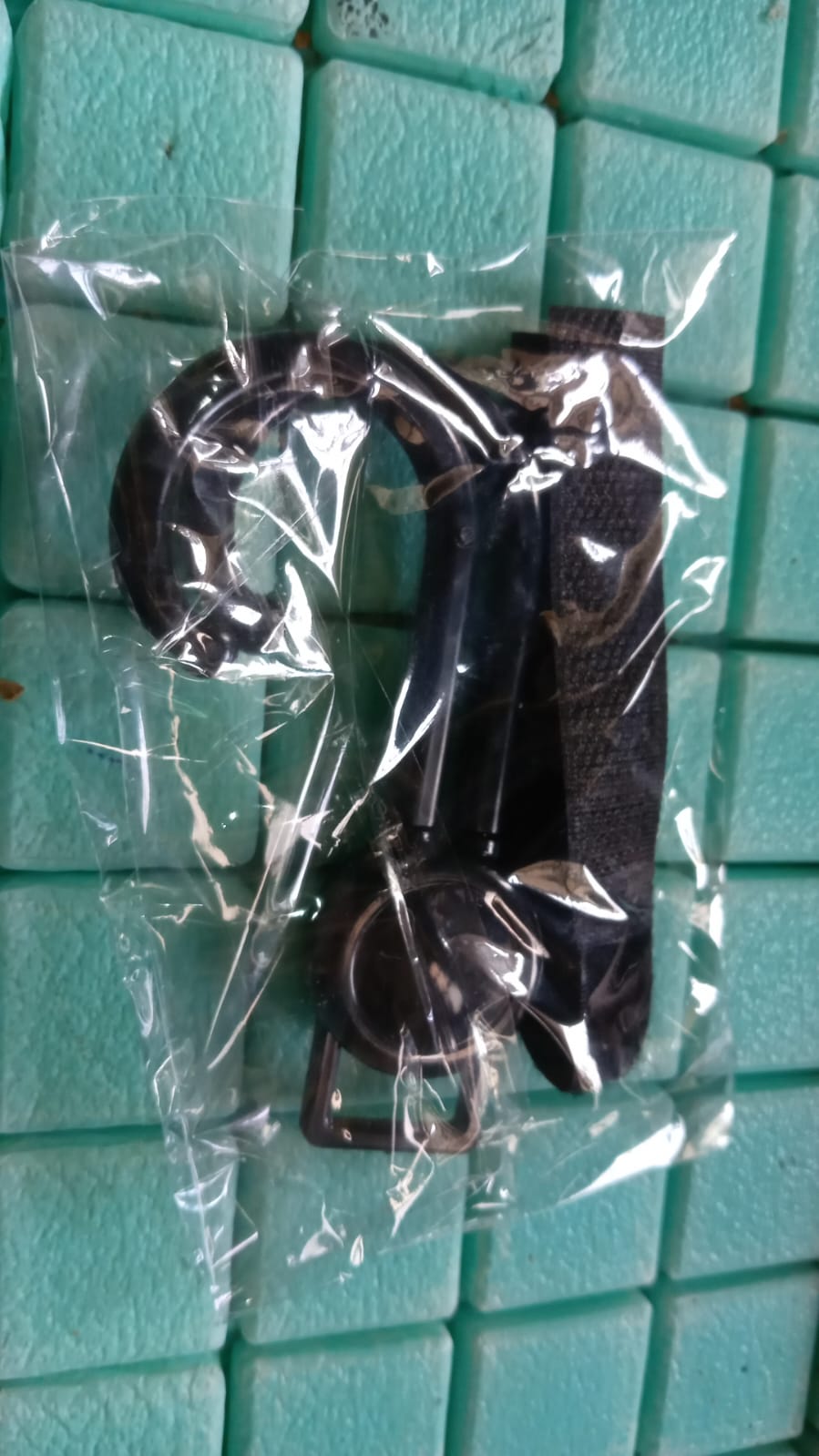 Lightweight stroller hook holding water bottles on pushchair