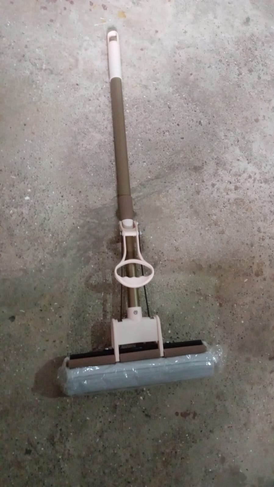 Kitchen and household sponge mop with adjustable handle
