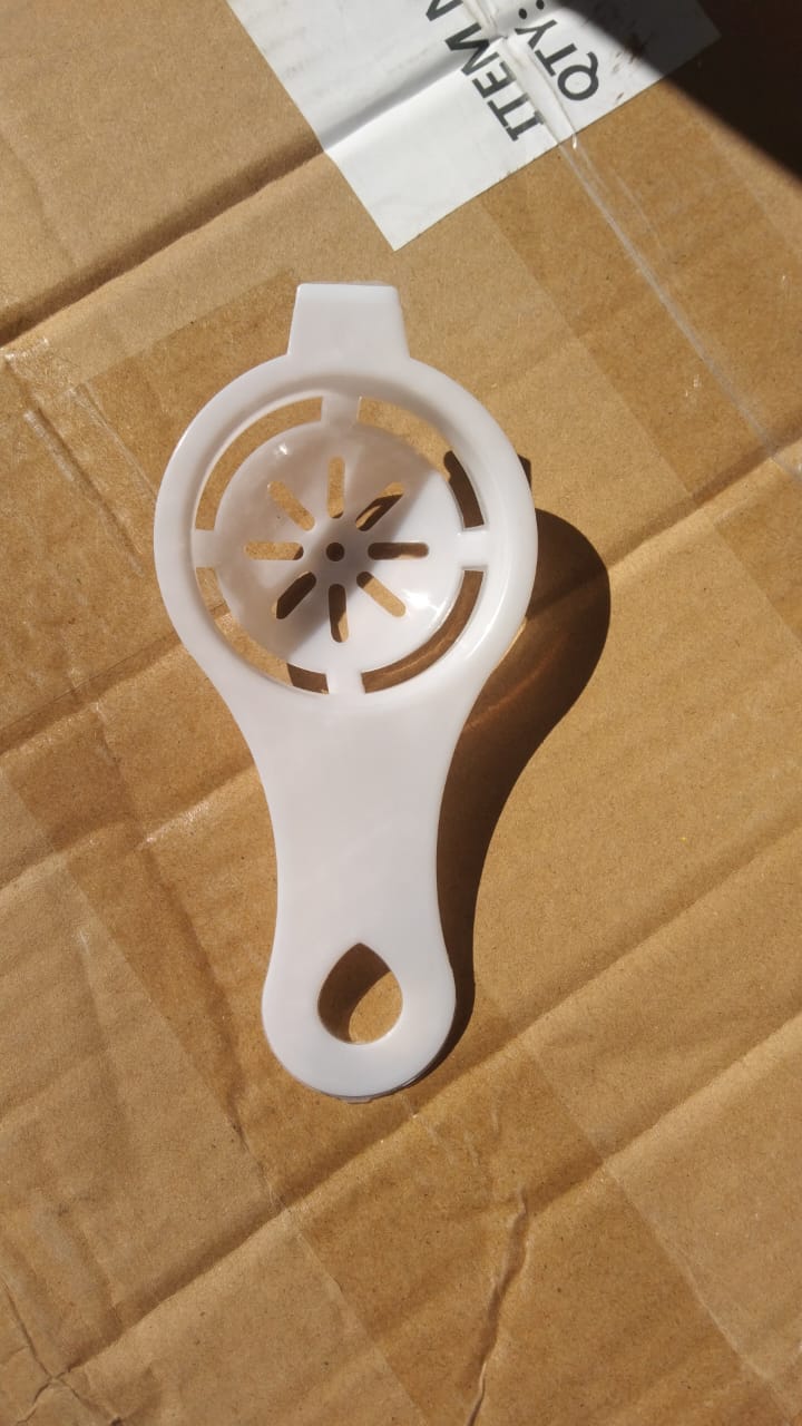 Egg divider with side hole structure for quick draining of egg whites during baking