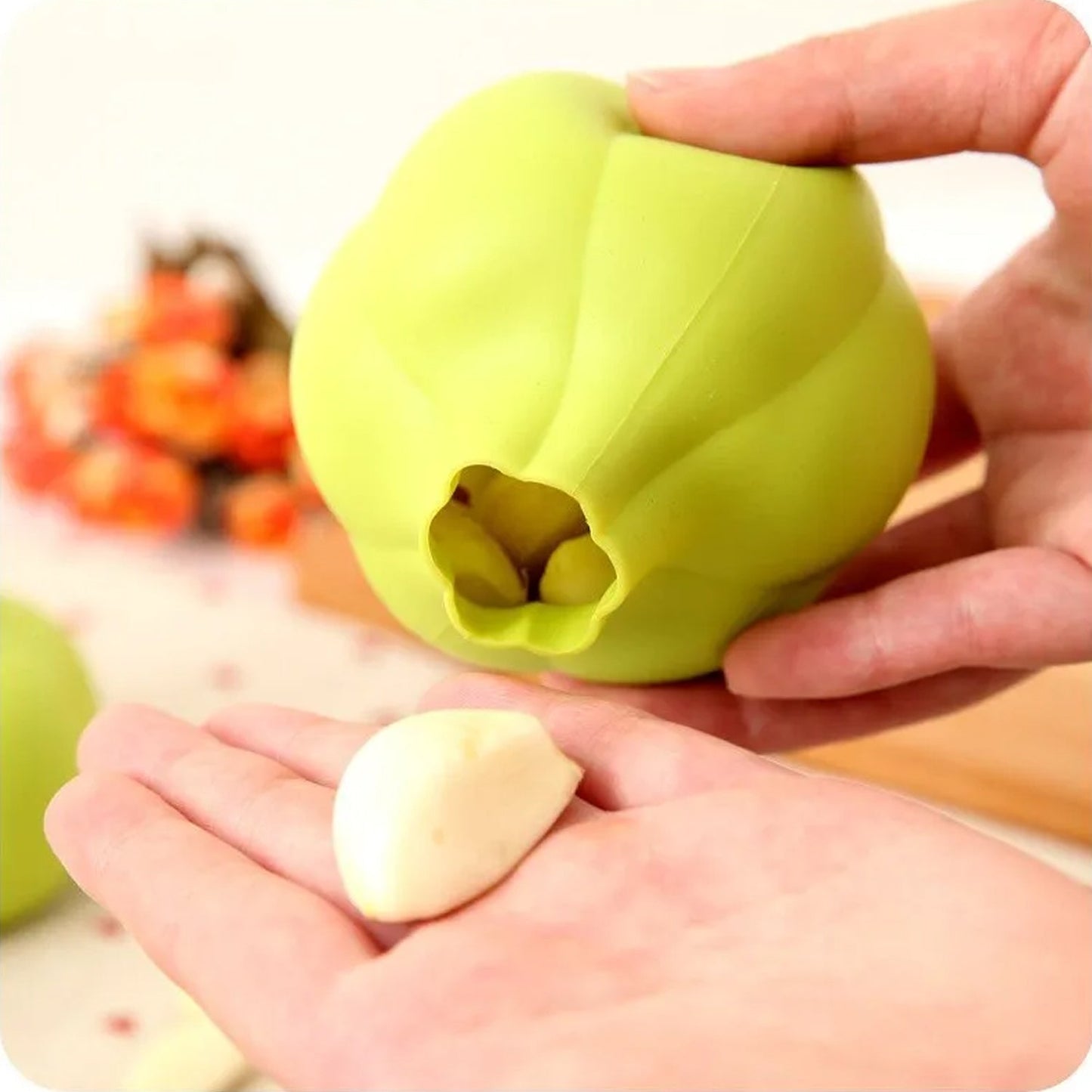 Garlic skin remover tool made of food-grade silicone, comfortable palm grip for peeling convenience
