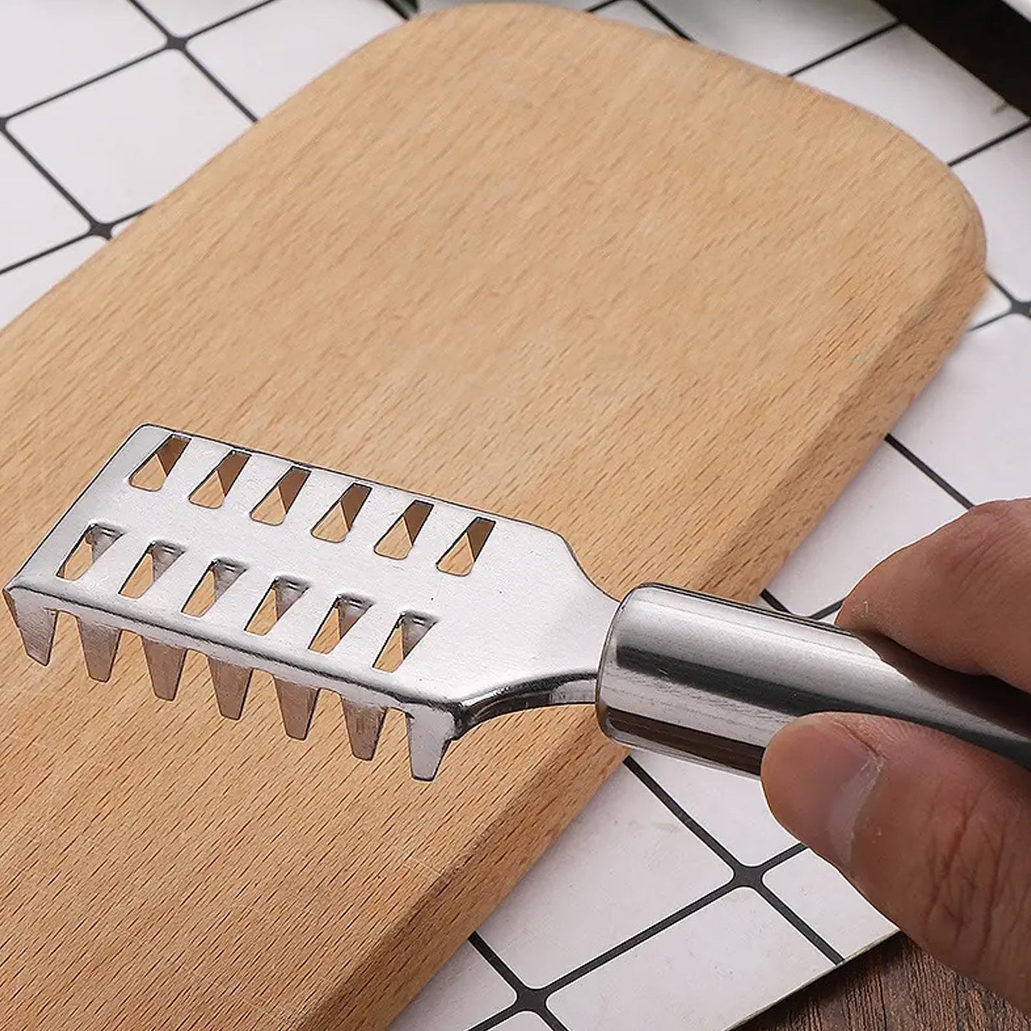 Rust-resistant stainless steel fish scaler with serrated teeth