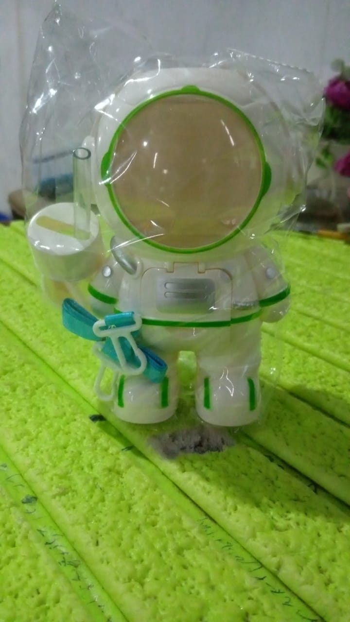 Creative astronaut drinking cup mini water dispenser for kids