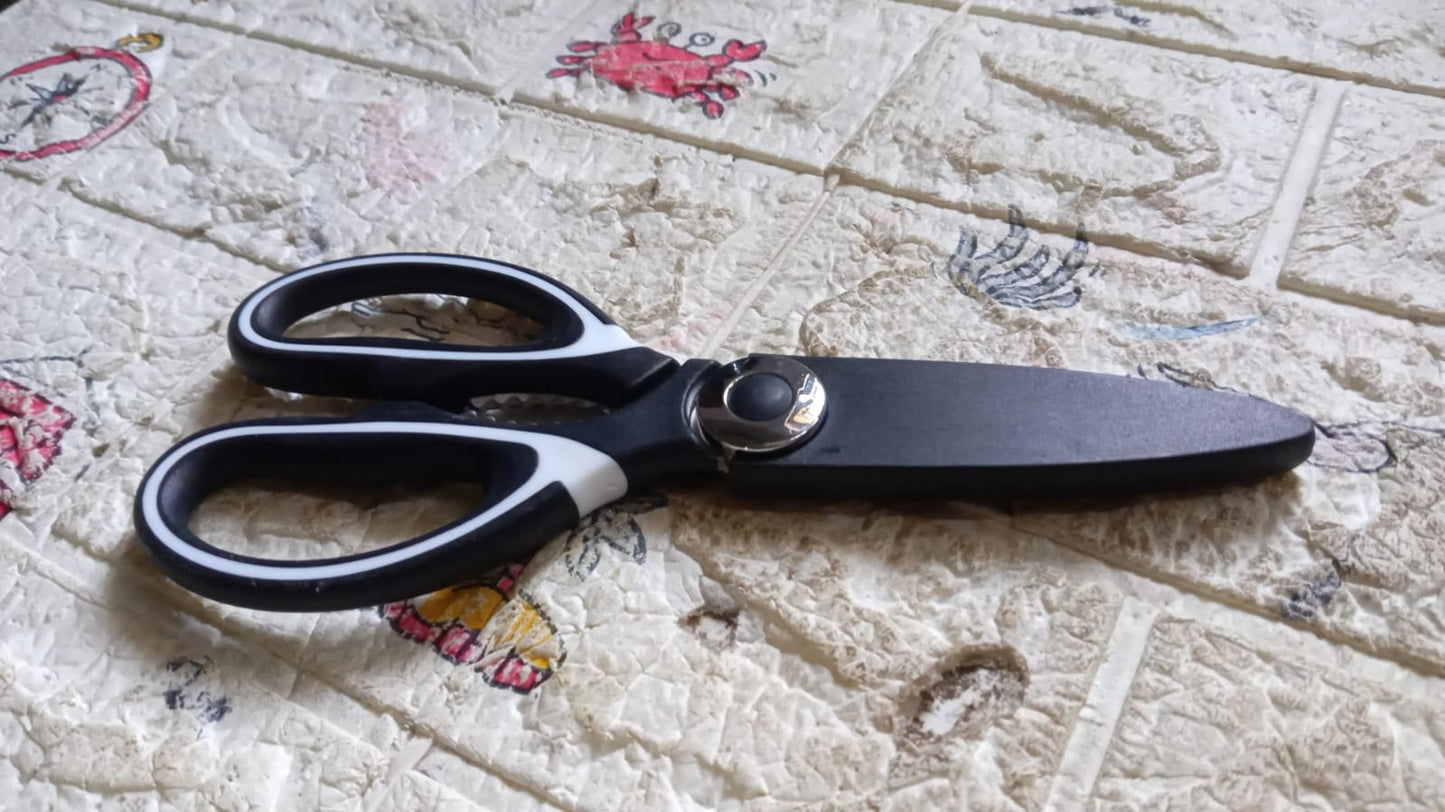 Magnetic kitchen scissors for safe storage and cutting