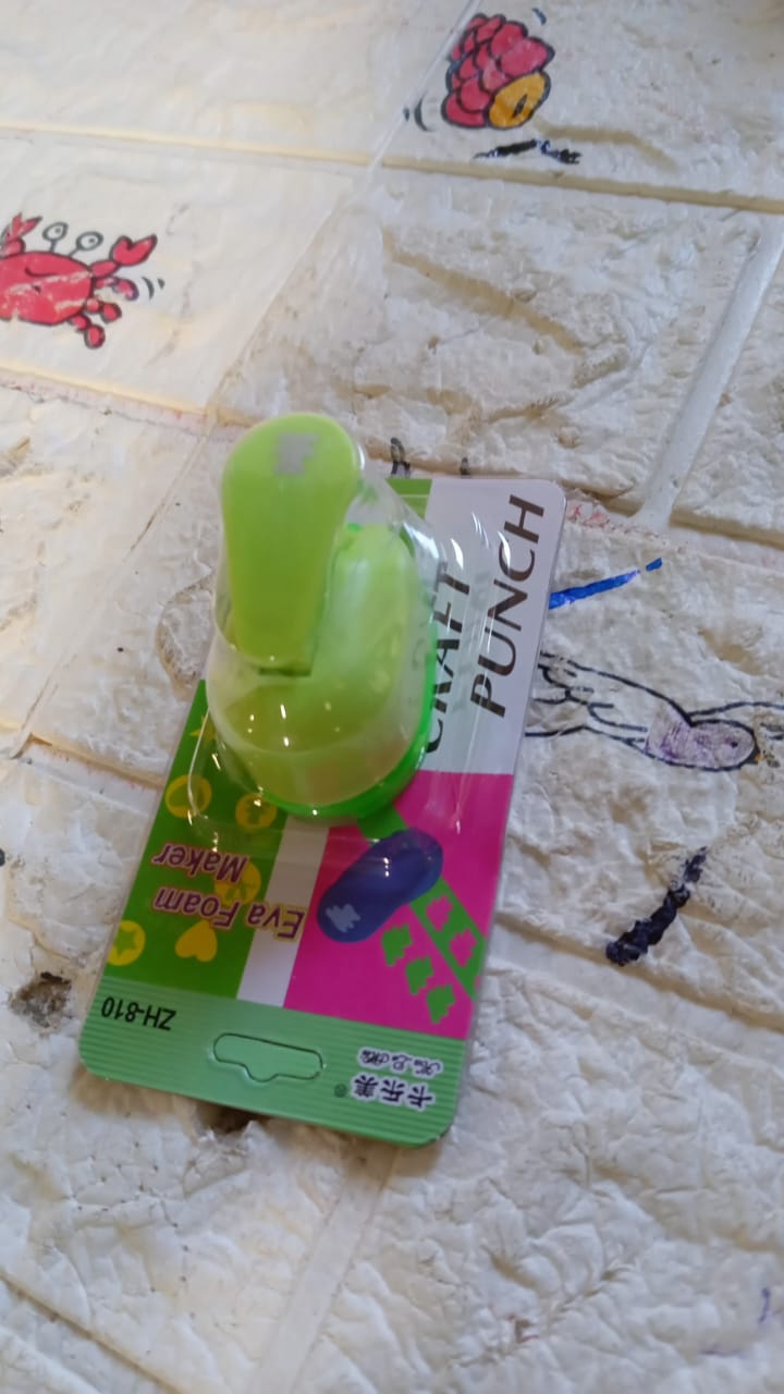 Hole puncher tool for paper craft projects with creative patterns