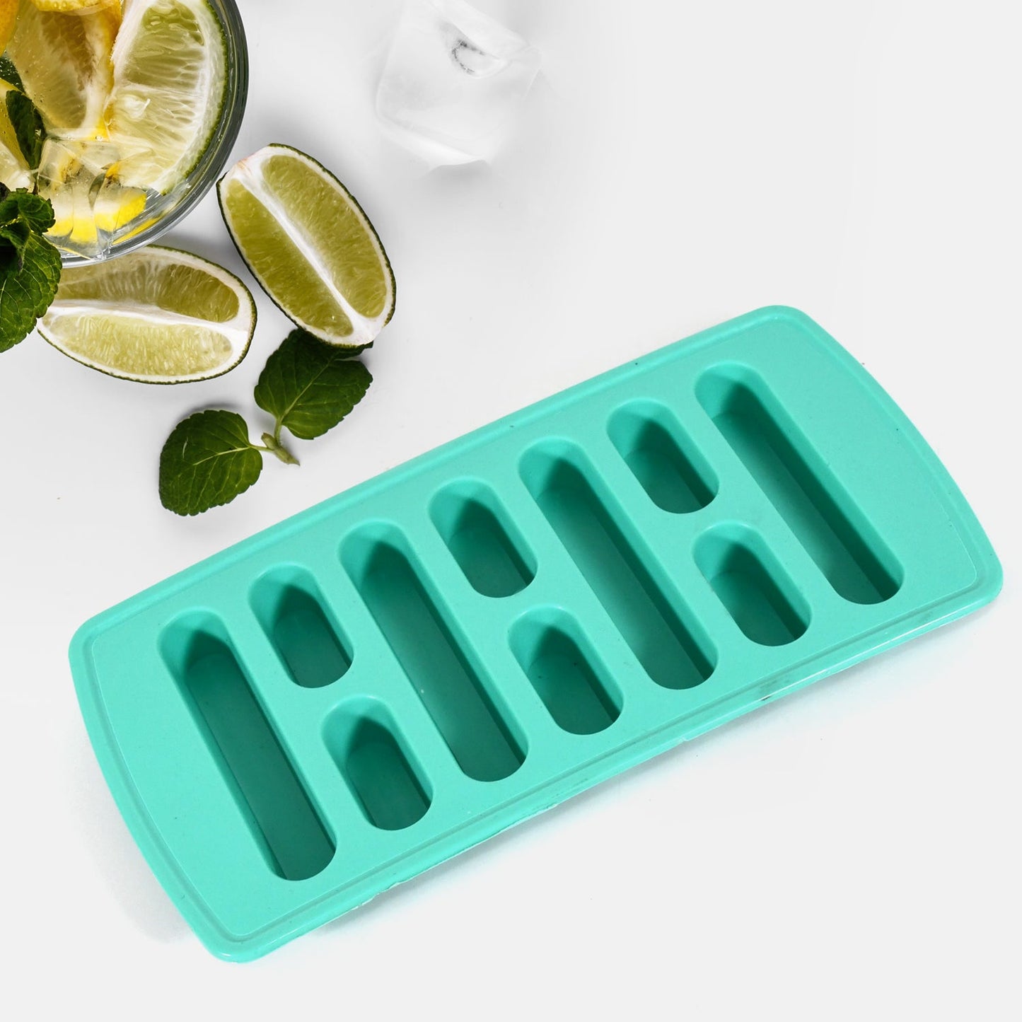 Lightweight portable ice cube tray set suitable for household use