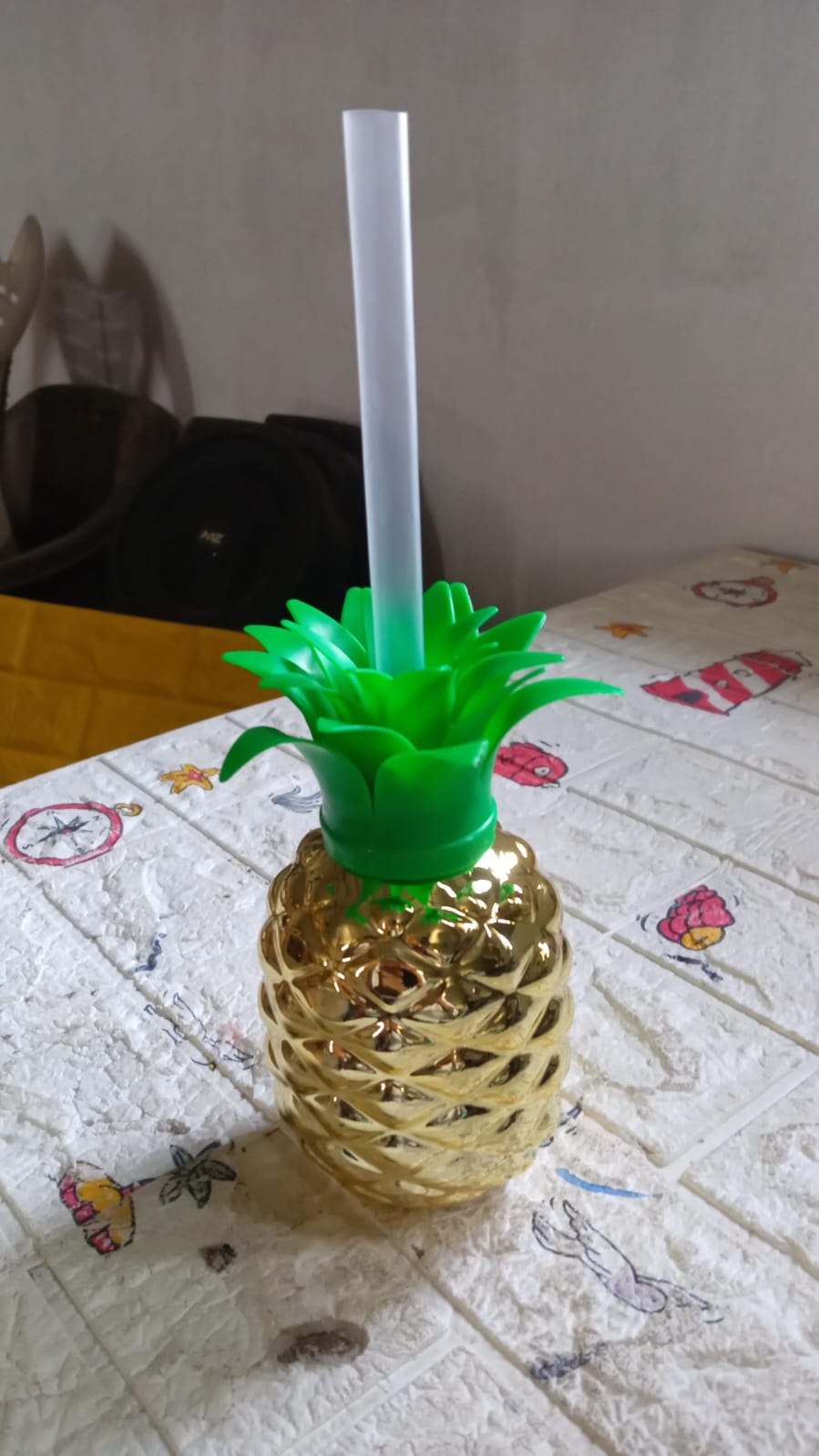 Tropical pineapple plastic party cup for kids and adults with spill-resistant lid and plastic straw