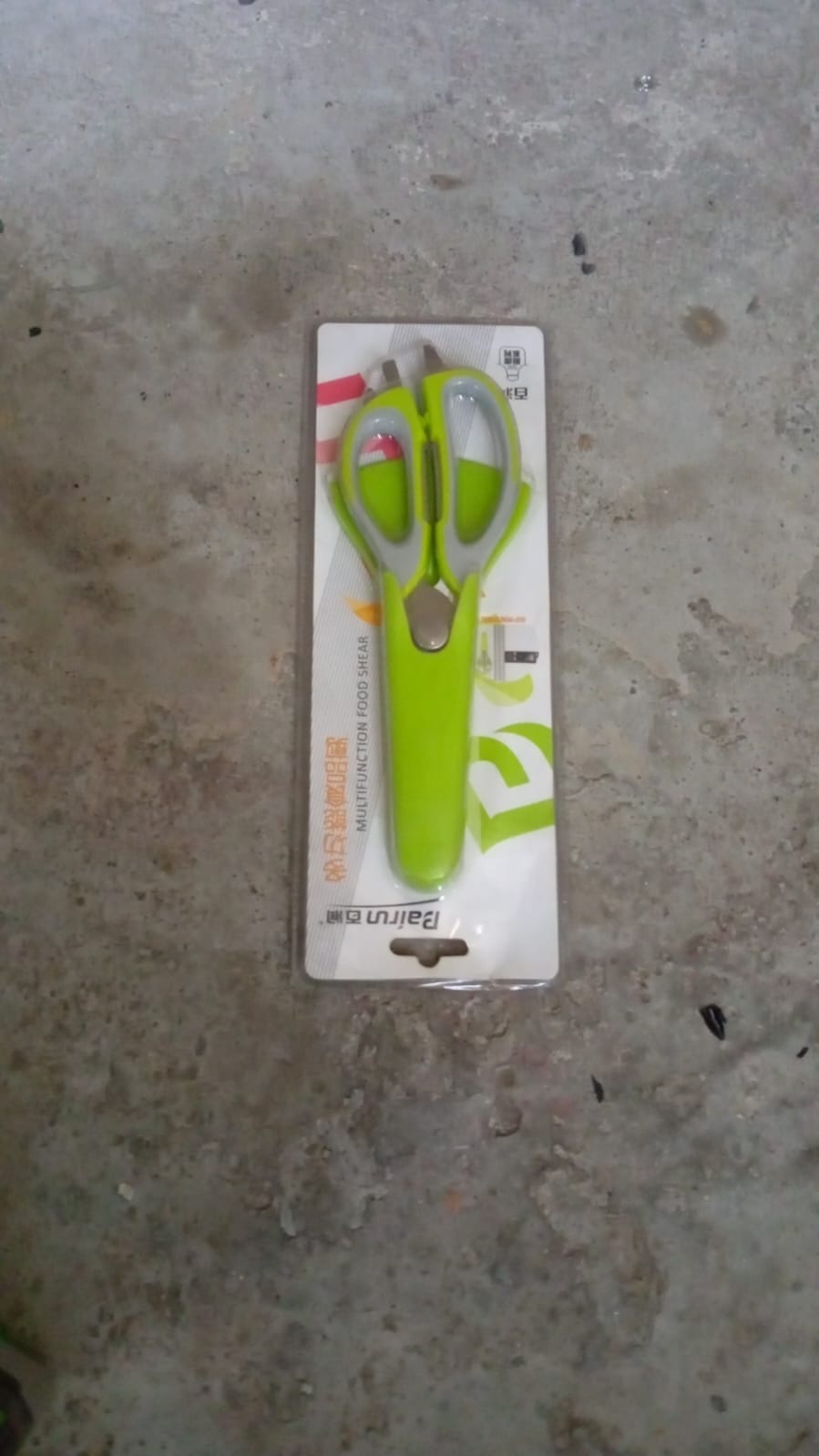 Heavy duty scissors with sturdy stainless steel body and rubberized grip