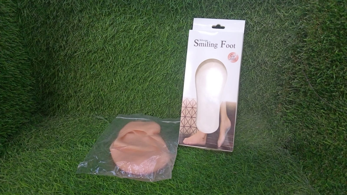 Foot moisturizing socks with soft silicone gel material