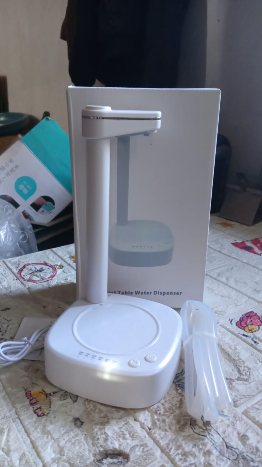 USB desktop water dispenser with compact design for tables
