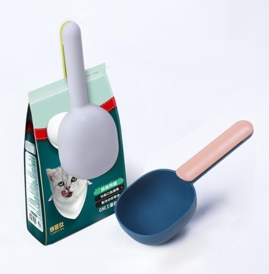 Pet food shovel with handle clip design and ABS food-grade material. pet food scoop, pet food clip shovel, dog food spoon, cat food scoop, food-grade pet scoop, pet food sealer clip, plastic pet feeding shovel