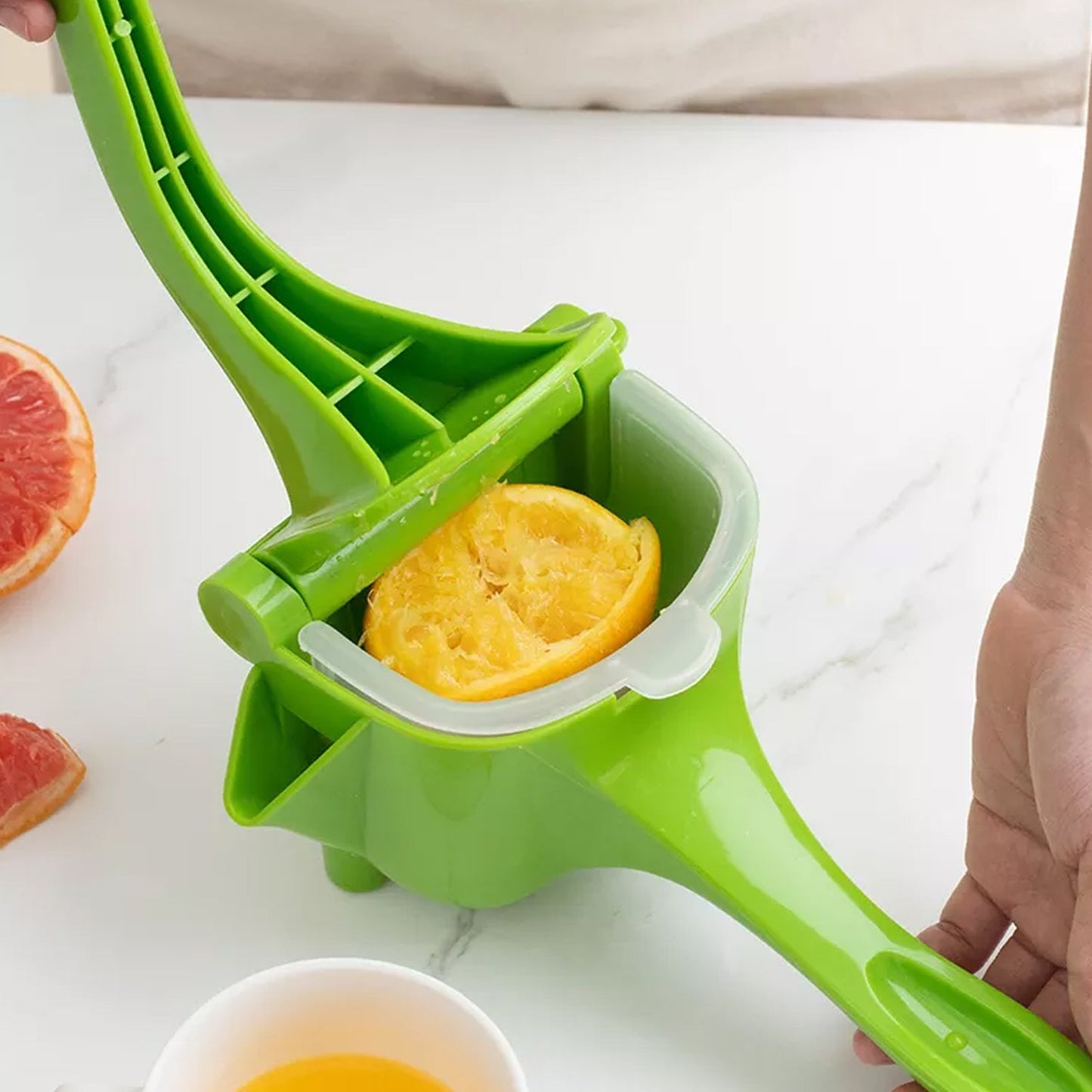 Handheld juice extractor for citrus fruits with spill-free pouring spout