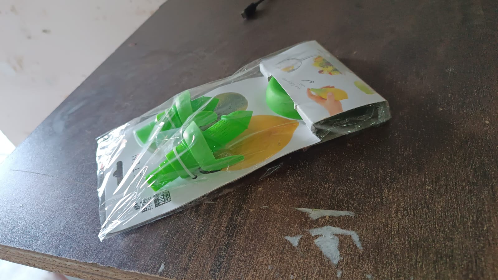 fruit spray bottle, lemon spray pump, home cooking accessories, innovative kitchen tool India, compact fruit juicer sprayer

