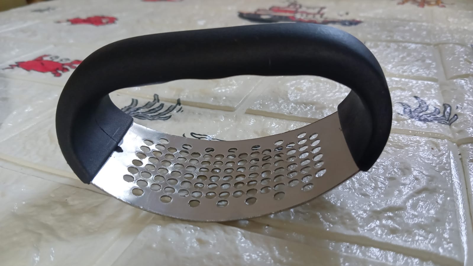 garlic crusher, ginger press, garlic press stainless steel, handheld garlic crusher, garlic ginger tool, garlic peeler, kitchen press tool, easy garlic crusher, garlic mincer, compact garlic press