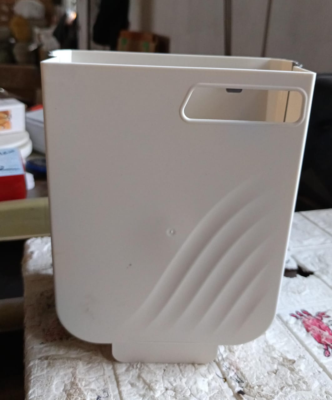 folding trash can, cabinet door trash bin, car hanging waste bin, collapsible garbage holder, hook-on trash can, hanging foldable rubbish bin, compact car trash holder

