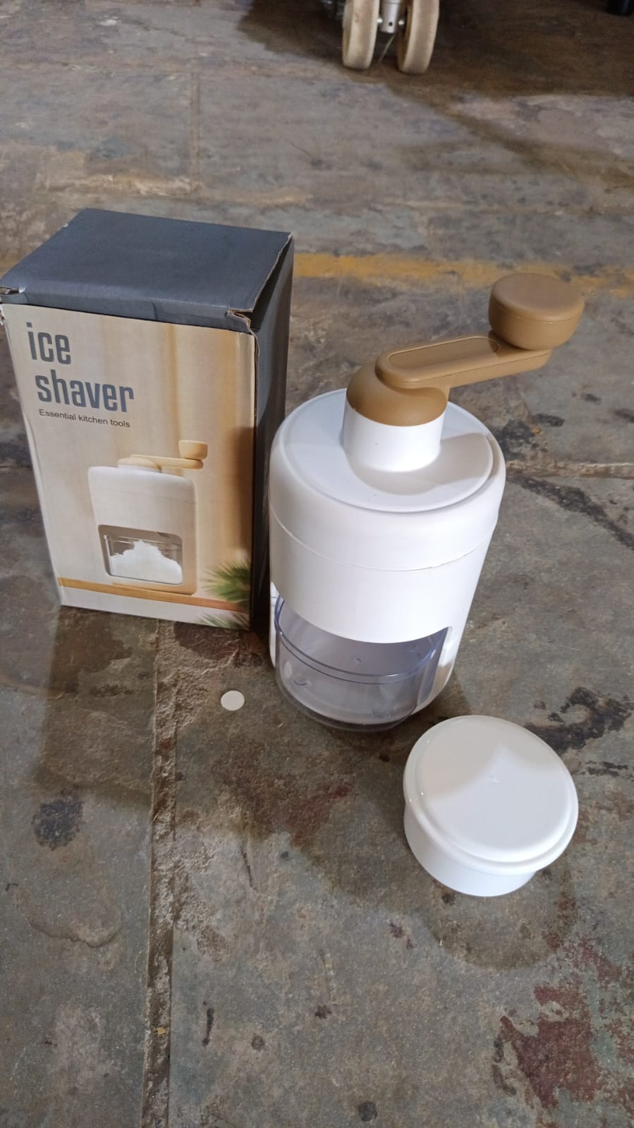 Small ice crusher for homemade shaved ice, manual operation. gola maker, manual ice crusher, shaved ice machine, snow cone maker, smoothie ice crusher, ice shaver for home, portable gola machine