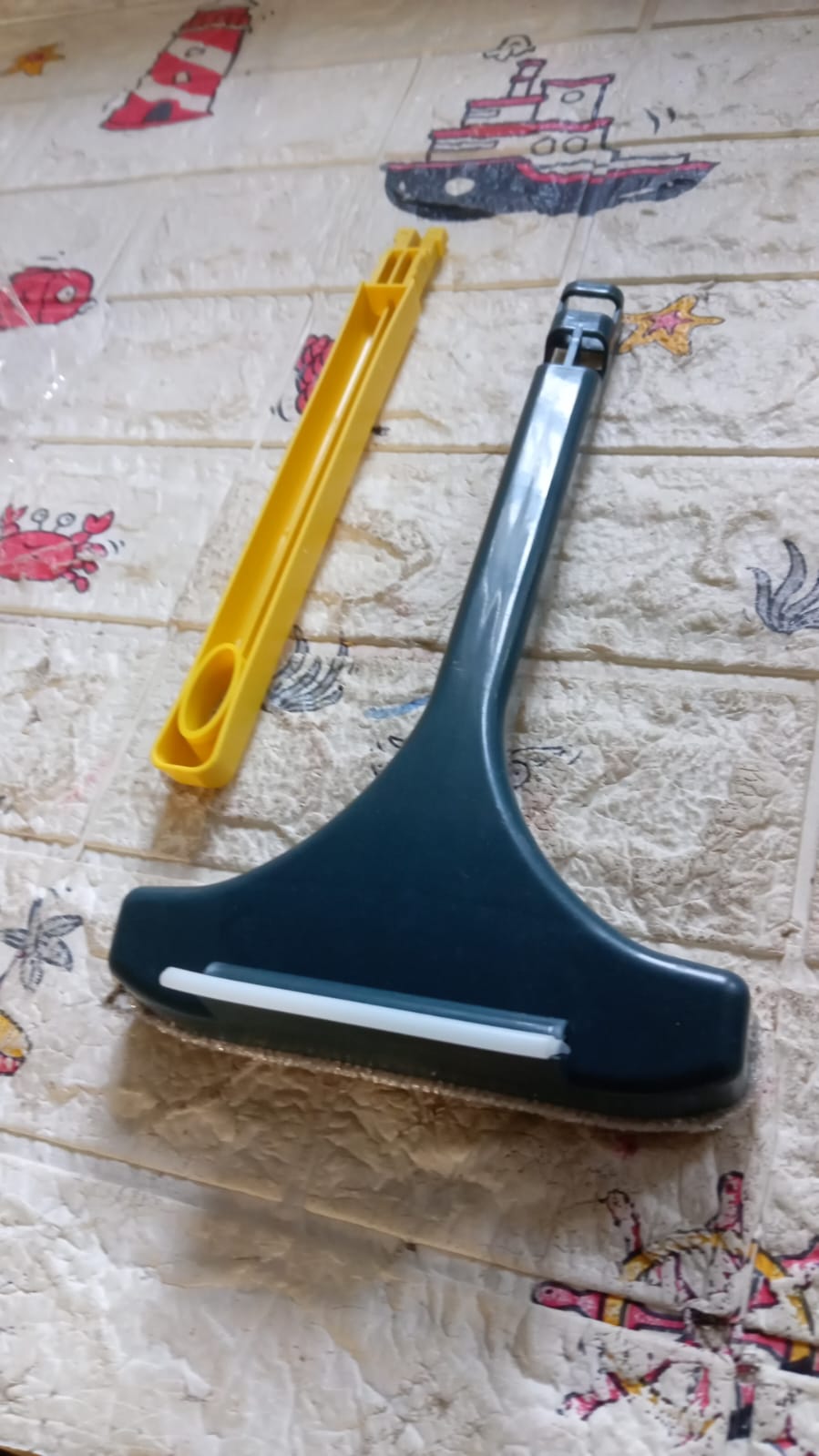 window screen cleaner brush, mesh screen cleaning tool, extended handle window mesh wiper, dual‑sided window cleaning brush, window and glass cleaner with squeegee, screen dusting brush wiper, mesh and rubber window cleaning tool

