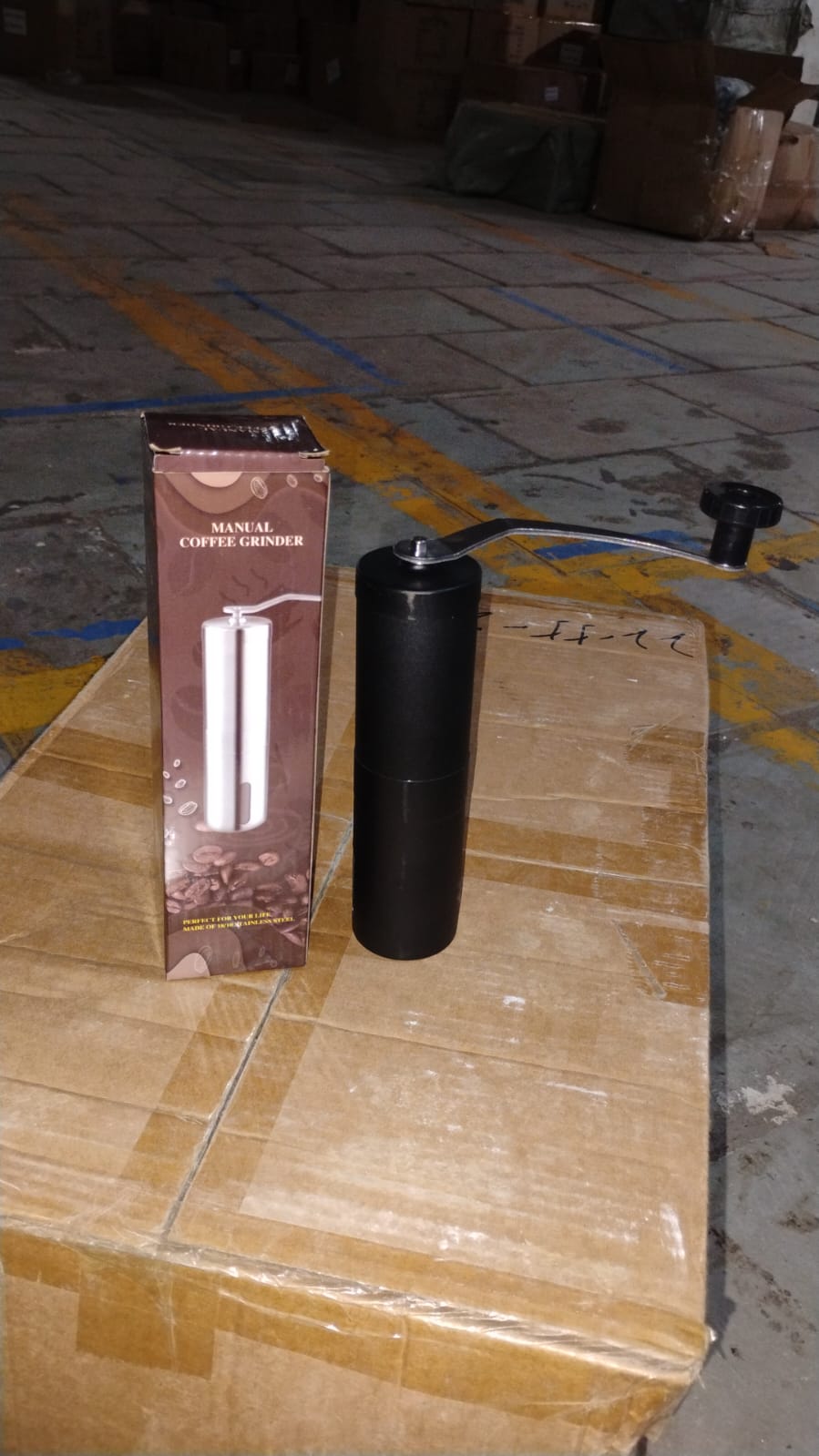 Manual compact coffee grinder with ergonomic handle