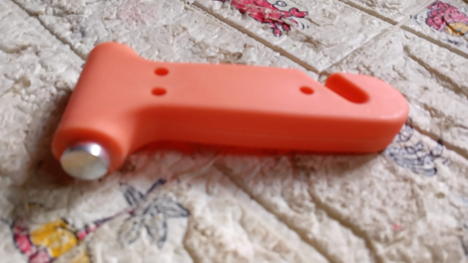 Car Window Breaker & Seatbelt Cutter – Compact Safety Hammer
