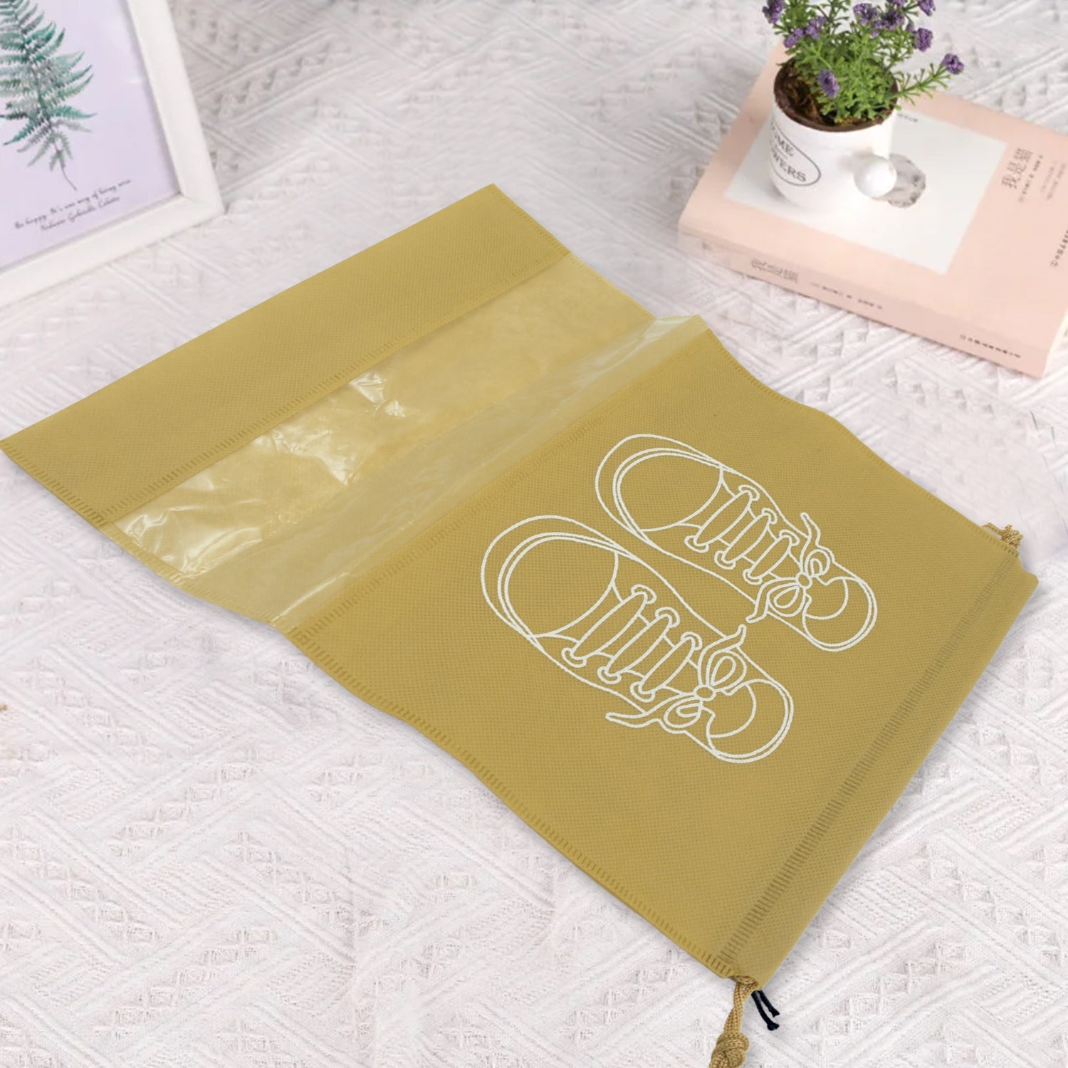 Non-woven travel organizer for shoes and sports gear, transparent panel for easy viewing of contents