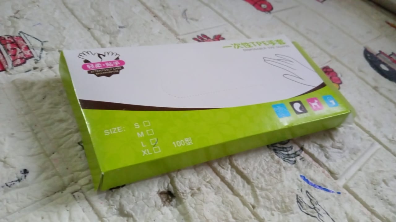 Protective transparent gloves for safe hygiene during cooking