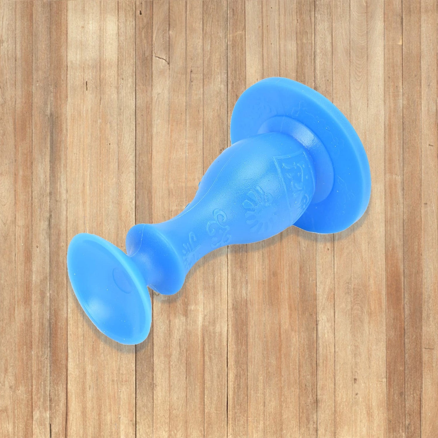 Flexible rubber door holder for air circulation and drying