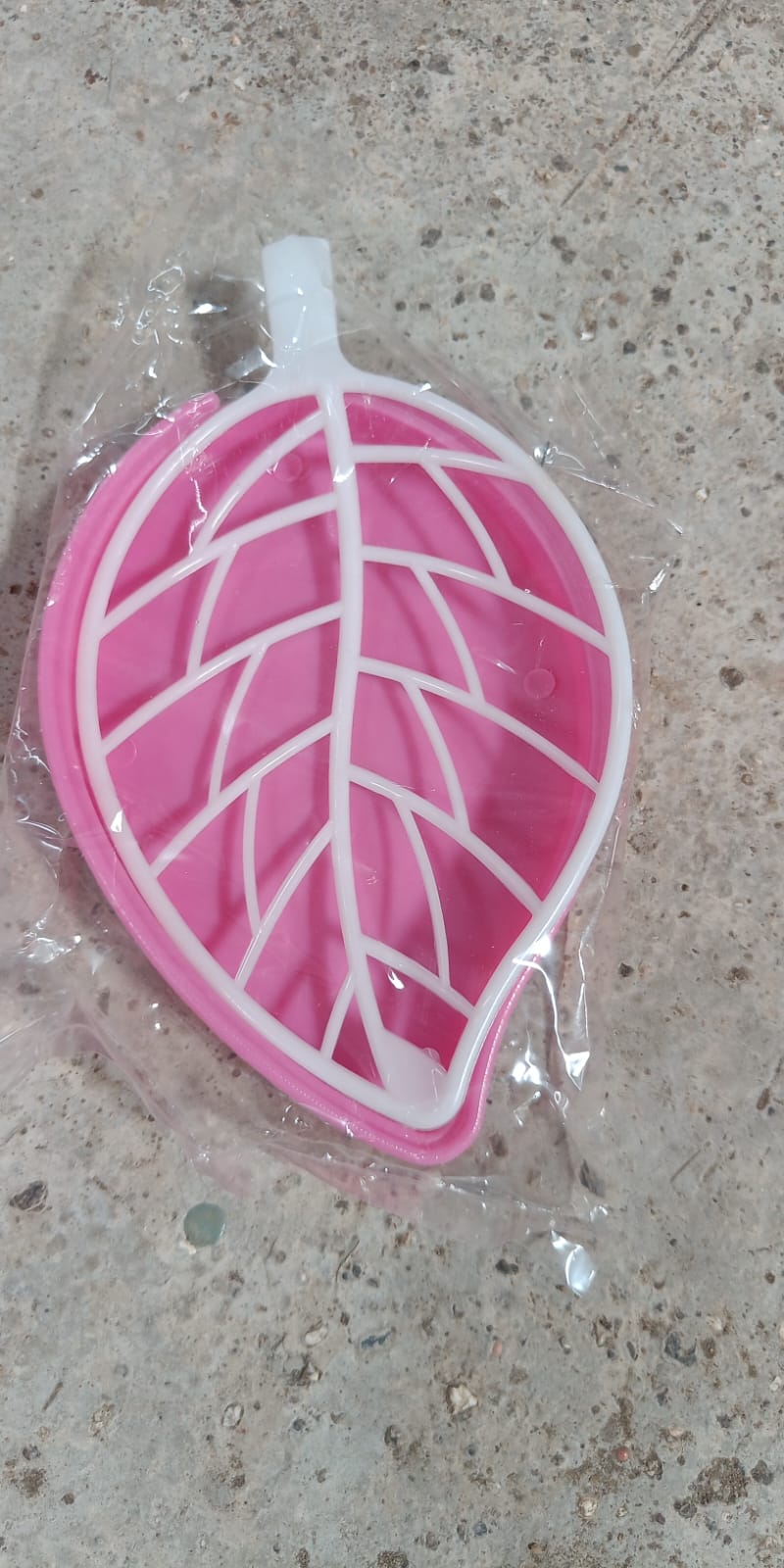 Leaf shape soap holder, leaf shape soap tray, plastic soap dish, designer sabundani, water draining soap holder, bathroom soap tray, soap holder set of 4, assorted color soap dish